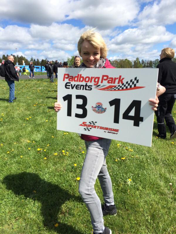 Lone Schøning som Grid Girl.
(Foto: Bergmann Motorsport)